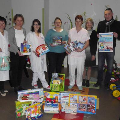 Don de jouets par la ligue contre le cancer